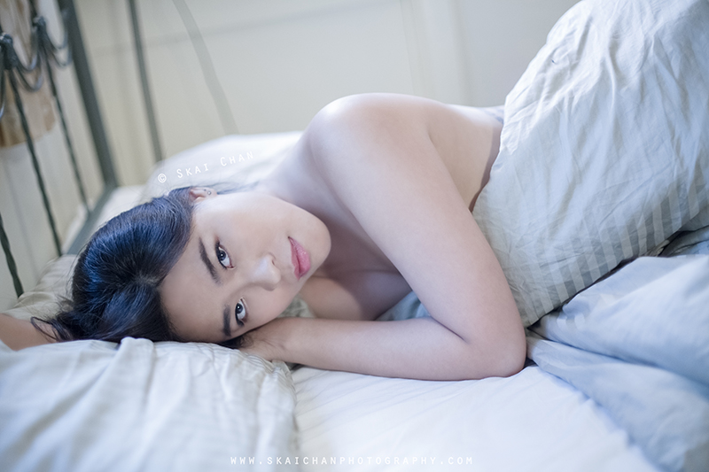 Bedroom boudoir portrait photoshoot with Syriicyaniide at Tiong Bahru