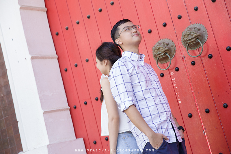 Outdoor lifestyle couple photoshoot with Wei Loong & Shujuan at Jurong Lake Gardens