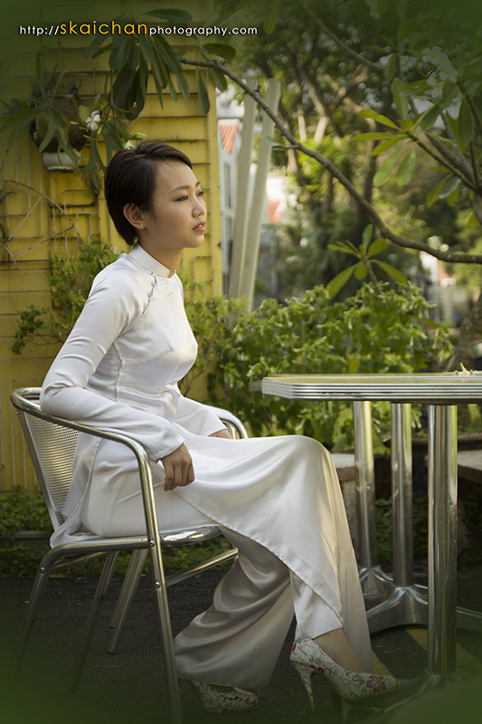 Traditional Dress - Vietnamese Ao Dai photoshoot with KT Pham at Duxton Plain Park