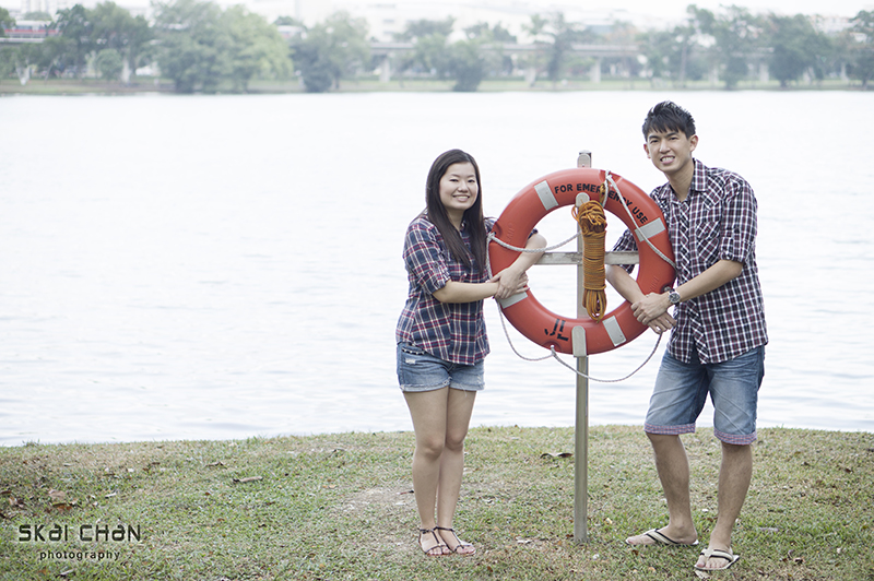 Creative and cute outdoor couple photoshoot with Derrick and Ariel at Jurong Lake Gardens