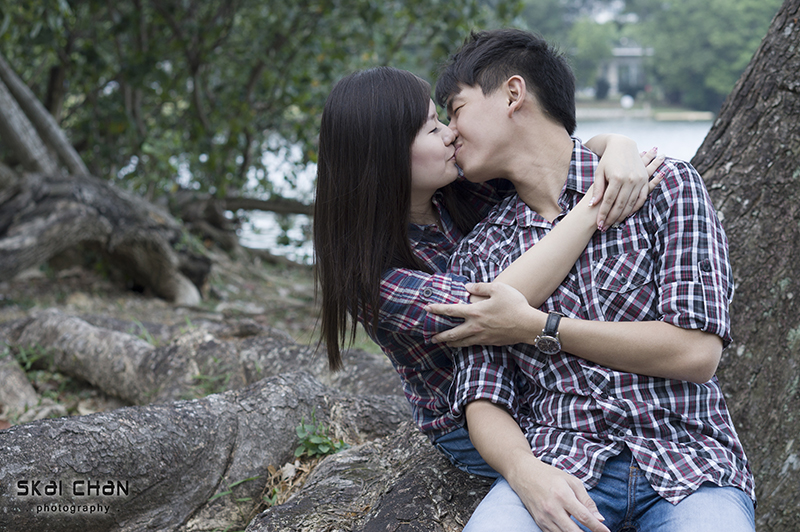 Creative and cute outdoor couple photoshoot with Derrick and Ariel at Jurong Lake Gardens