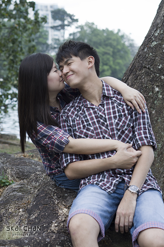 Creative and cute outdoor couple photoshoot with Derrick and Ariel at Jurong Lake Gardens