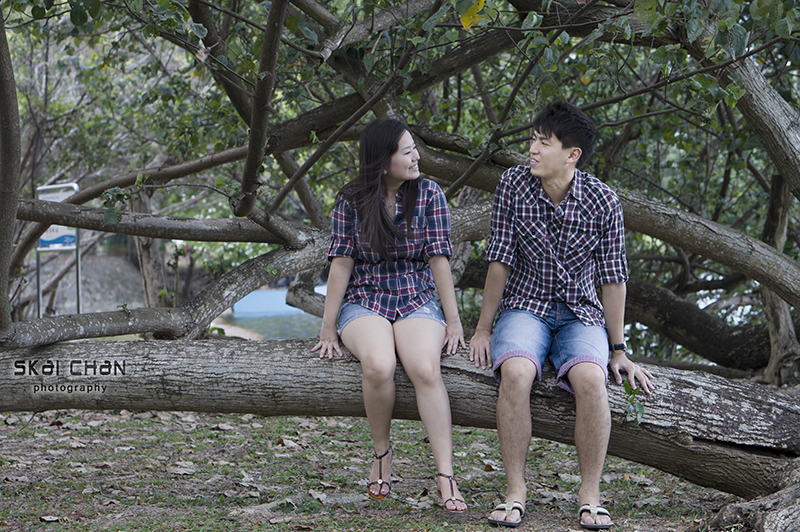 Creative and cute outdoor couple photoshoot with Derrick and Ariel at Jurong Lake Gardens