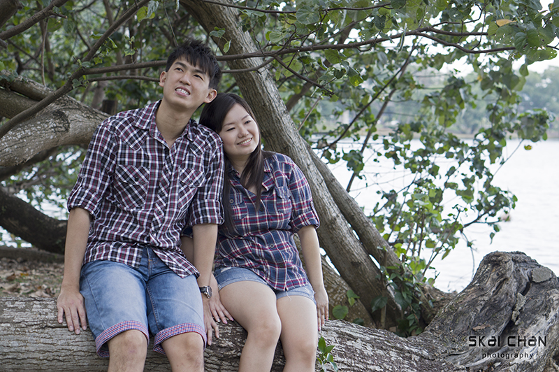 Creative and cute outdoor couple photoshoot with Derrick and Ariel at Jurong Lake Gardens
