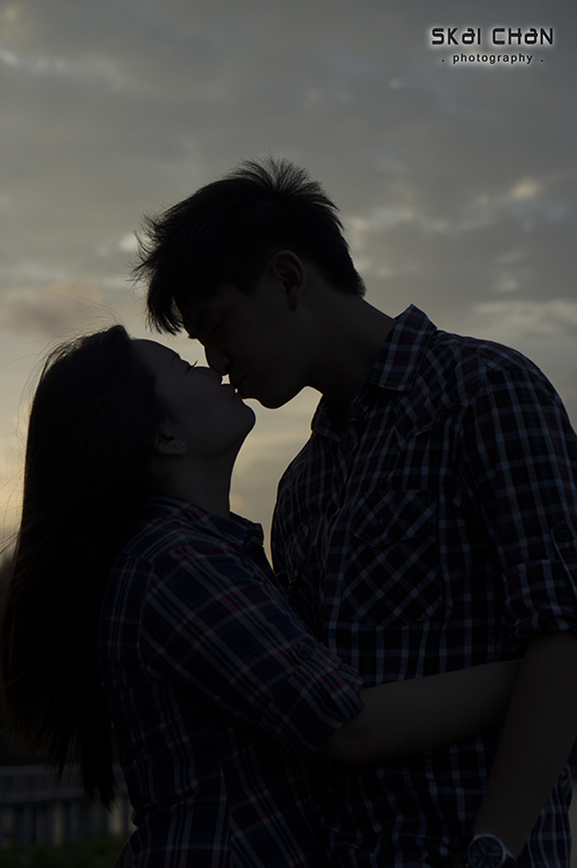 Creative and cute outdoor couple photoshoot with Derrick and Ariel at Jurong Lake Gardens