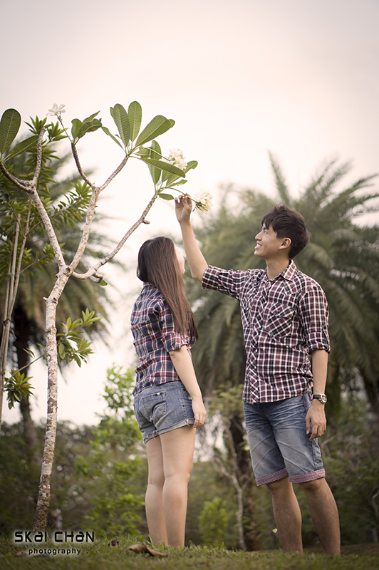 Creative and cute outdoor couple photoshoot with Derrick and Ariel at Jurong Lake Gardens