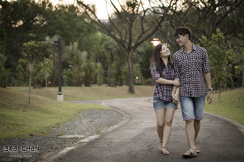 Creative and cute outdoor couple photoshoot with Derrick and Ariel at Jurong Lake Gardens