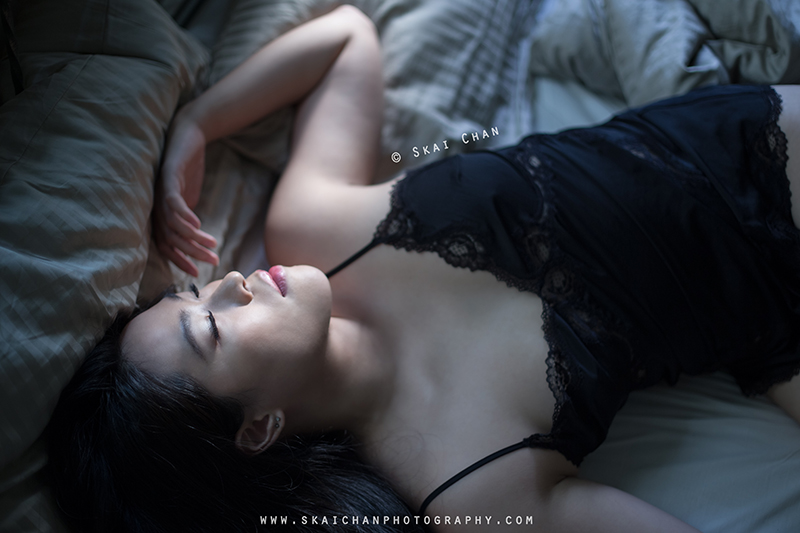 Bedroom boudoir portrait photoshoot with Syriicyaniide at Tiong Bahru