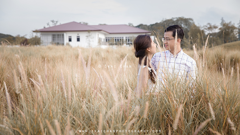 Outdoor lifestyle couple photoshoot with Wei Loong & Shujuan at Jurong Lake Gardens