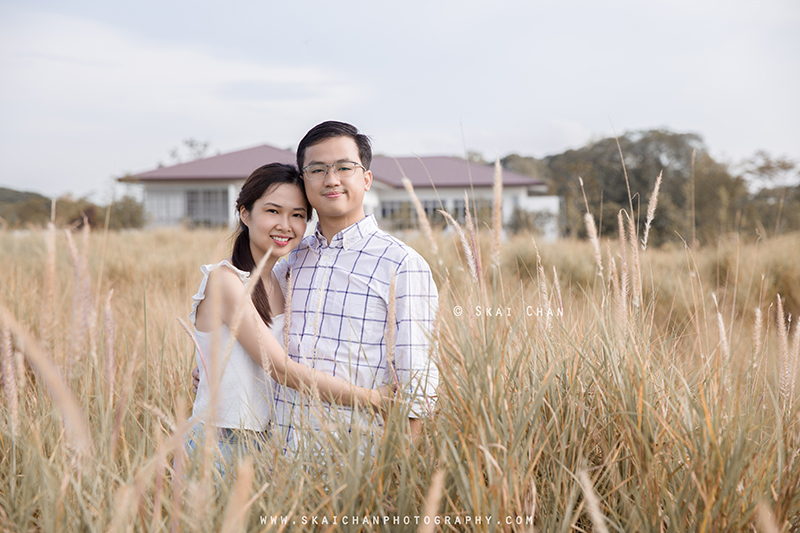 Outdoor lifestyle couple photoshoot with Wei Loong & Shujuan at Jurong Lake Gardens