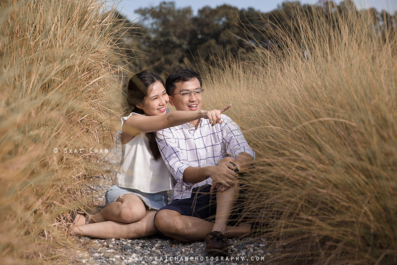 Outdoor lifestyle couple photoshoot with Wei Loong & Shujuan at Jurong Lake Gardens