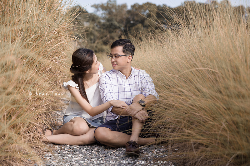 Outdoor lifestyle couple photoshoot with Wei Loong & Shujuan at Jurong Lake Gardens