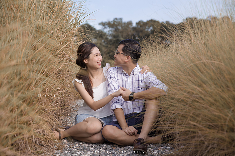 Outdoor lifestyle couple photoshoot with Wei Loong & Shujuan at Jurong Lake Gardens