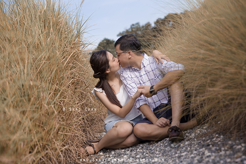 Outdoor lifestyle couple photoshoot with Wei Loong & Shujuan at Jurong Lake Gardens