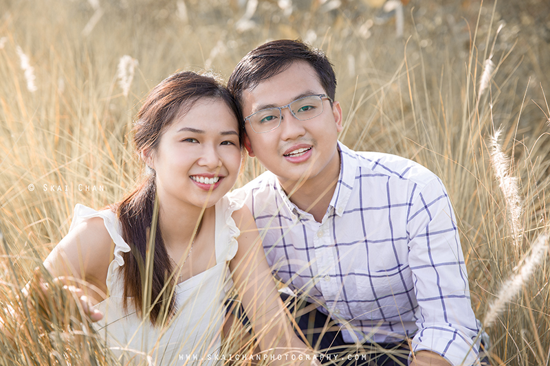 Outdoor lifestyle couple photoshoot with Wei Loong & Shujuan at Jurong Lake Gardens