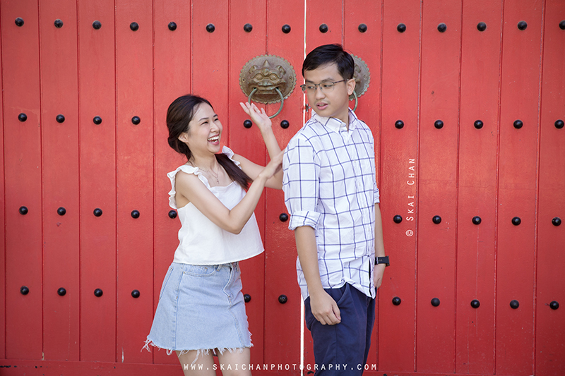 Outdoor lifestyle couple photoshoot with Wei Loong & Shujuan at Jurong Lake Gardens