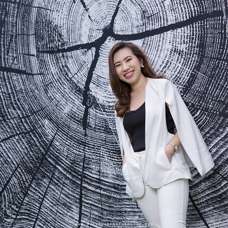 Corporate portrait photoshoot with Ratna Juita at Raffles Place Park & Boat Quay