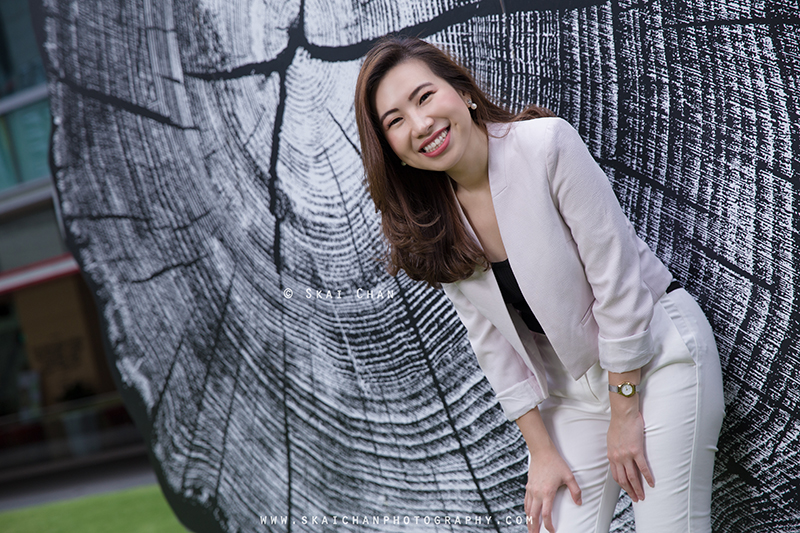 Corporate portrait photoshoot with Ratna Juita at Raffles Place Park & Boat Quay