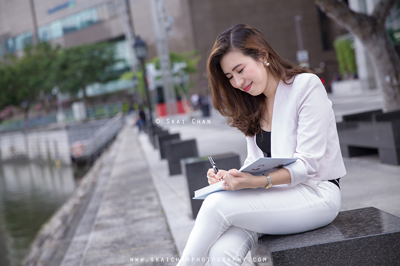 Corporate portrait photoshoot with Ratna Juita at Raffles Place Park & Boat Quay