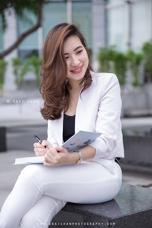 Corporate portrait photoshoot with Ratna Juita at Raffles Place Park & Boat Quay