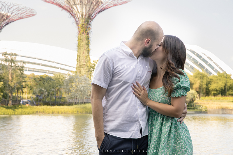 Outdoor casual couple photoshoot with Dan Boden & Lorelei Timpson at Dragonfly Lake & Supertree Grove (Gardens by the Bay)