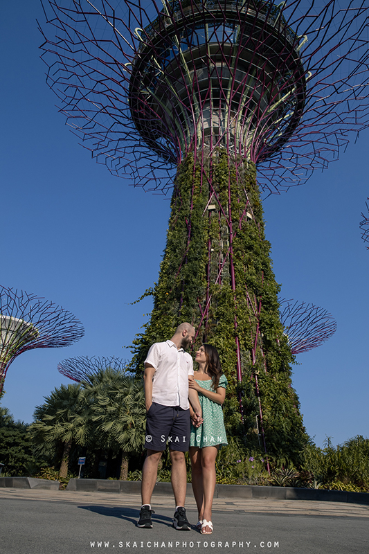 couple photography at supertree grove, gardens by the bay couple photography at supertree grove, gardens by the bay