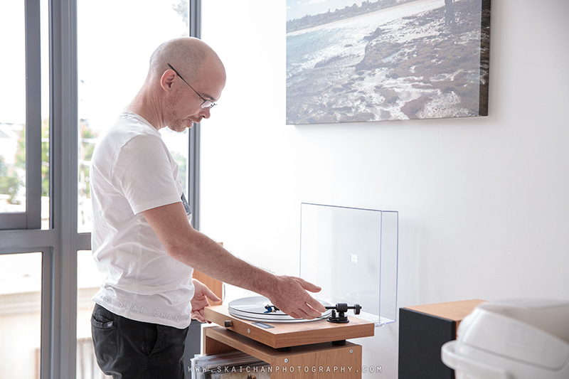 Lifestyle gramophone photoshoot with Jerome Cheze at home