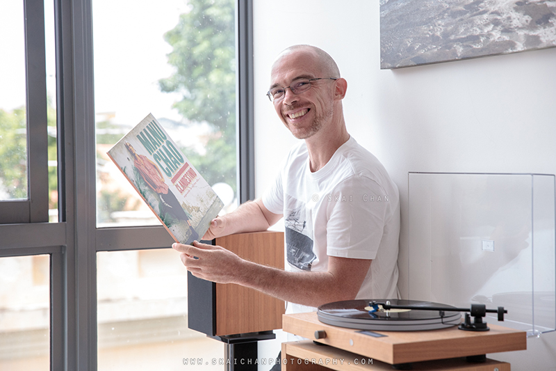 Lifestyle gramophone photoshoot with Jerome Cheze at home