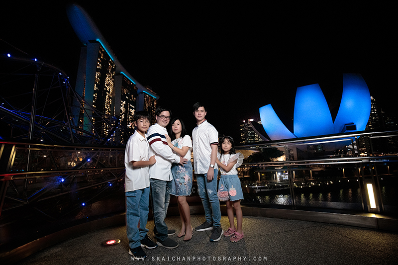 Night outdoor family photoshoot with Matt, Tika, Justin, Jevon & Joleen at Helix Bridge