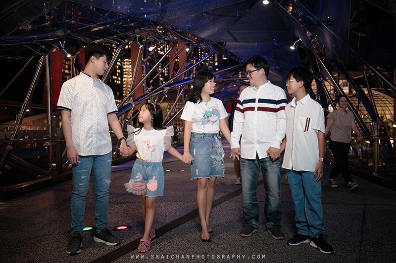 Night outdoor family photoshoot with Matt, Tika, Justin, Jevon & Joleen at Helix Bridge