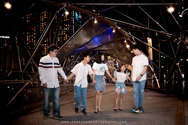 Night outdoor family photoshoot with Matt, Tika, Justin, Jevon & Joleen at Helix Bridge