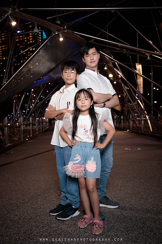Night outdoor family photoshoot with Matt, Tika, Justin, Jevon & Joleen at Helix Bridge