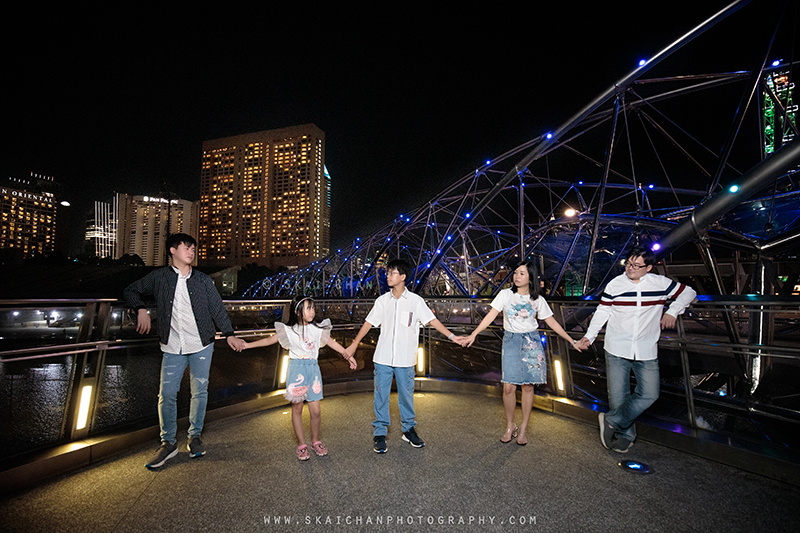 Night outdoor family photoshoot with Matt, Tika, Justin, Jevon & Joleen at Helix Bridge