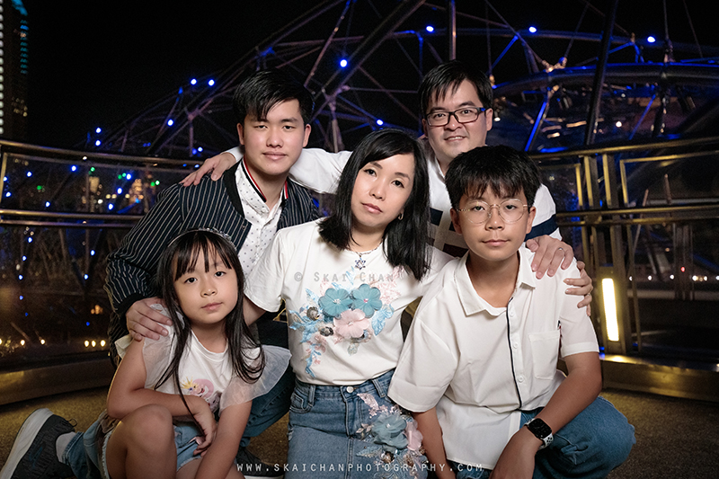 Night outdoor family photoshoot with Matt, Tika, Justin, Jevon & Joleen at Helix Bridge