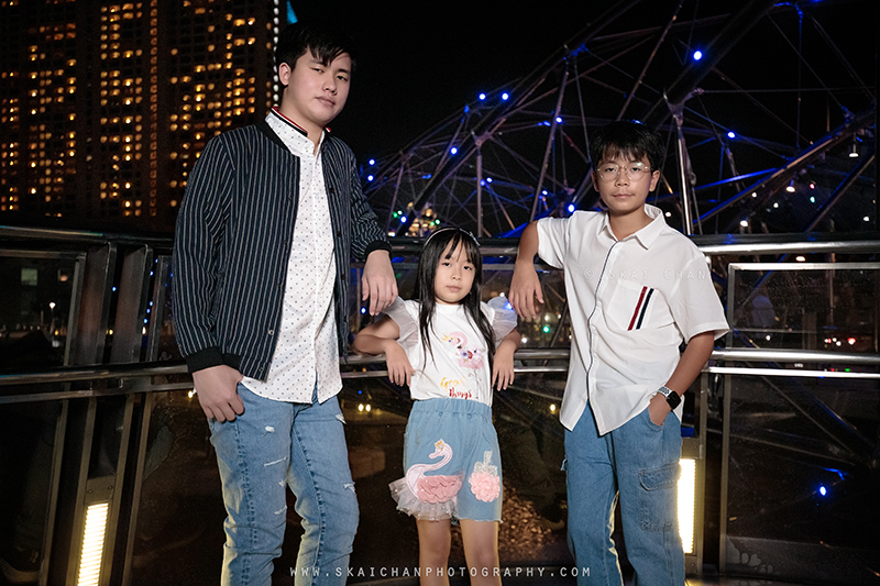 Night outdoor family photoshoot with Matt, Tika, Justin, Jevon & Joleen at Helix Bridge