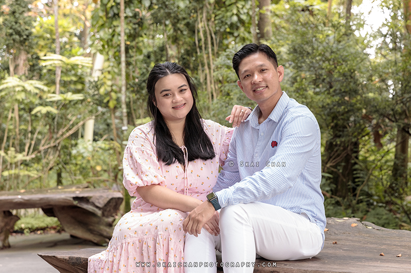 Outdoor casual couple photoshoot with Andrew & Vicky at World of Plants & Water Lily Pond (Gardens By The Bay)