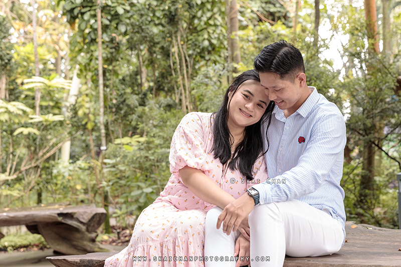 Outdoor casual couple photoshoot with Andrew & Vicky at World of Plants & Water Lily Pond (Gardens By The Bay)