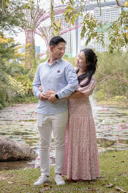 Outdoor casual couple photoshoot with Andrew & Vicky at World of Plants & Water Lily Pond (Gardens By The Bay)
