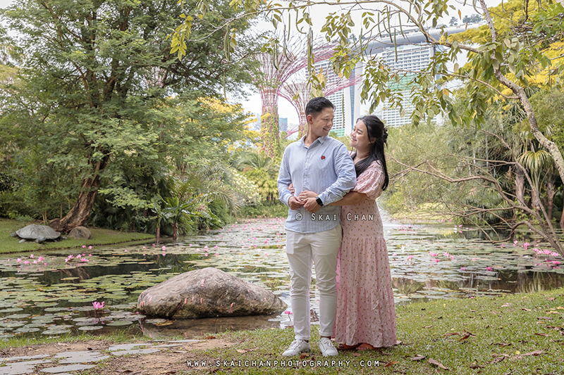 Outdoor casual couple photoshoot with Andrew & Vicky at World of Plants & Water Lily Pond (Gardens By The Bay)