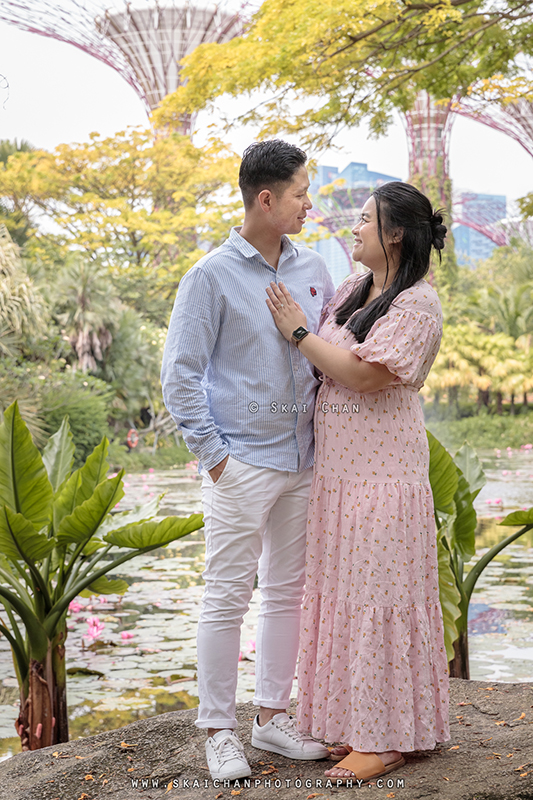 Outdoor casual couple photoshoot with Andrew & Vicky at World of Plants & Water Lily Pond (Gardens By The Bay)