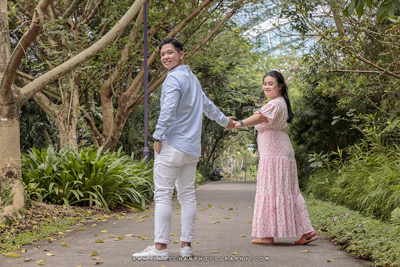 Outdoor casual couple photoshoot with Andrew & Vicky at World of Plants & Water Lily Pond (Gardens By The Bay)