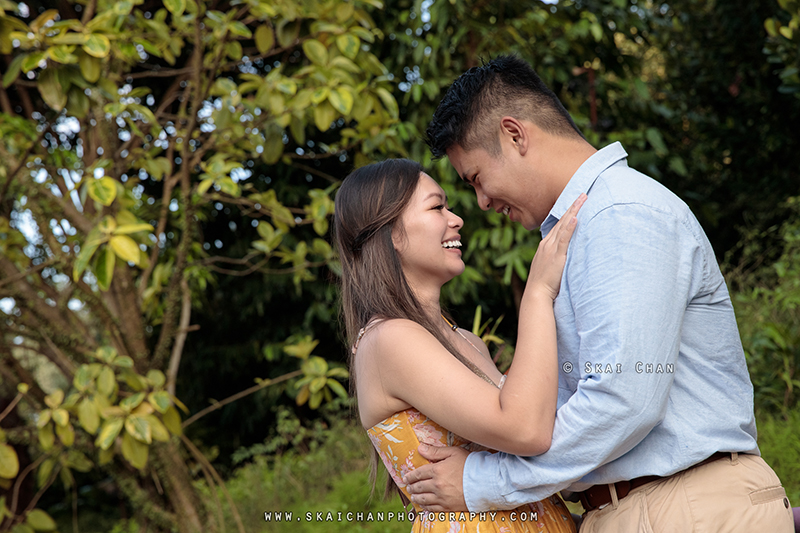 Outdoor couple photoshoot with Jason & Natalie at Dragonfly Lake & Silver Garden (Gardens By The Bay)