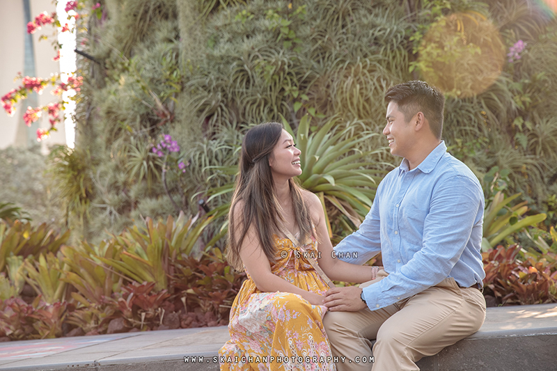 Outdoor couple photoshoot with Jason & Natalie at Dragonfly Lake & Silver Garden (Gardens By The Bay)