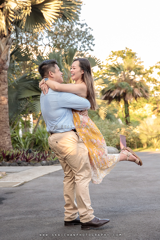 Outdoor couple photoshoot with Jason & Natalie at Dragonfly Lake & Silver Garden (Gardens By The Bay)