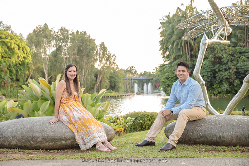 Outdoor couple photoshoot with Jason & Natalie at Dragonfly Lake & Silver Garden (Gardens By The Bay)