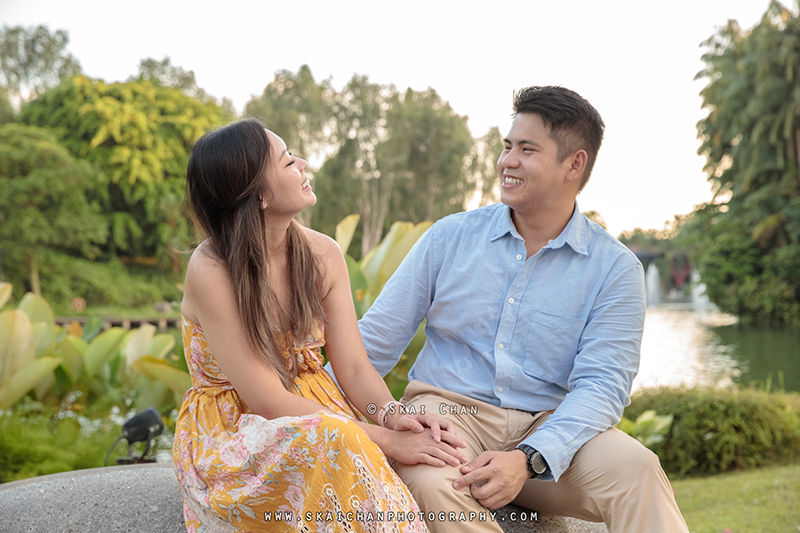 Outdoor couple photoshoot with Jason & Natalie at Dragonfly Lake & Silver Garden (Gardens By The Bay)