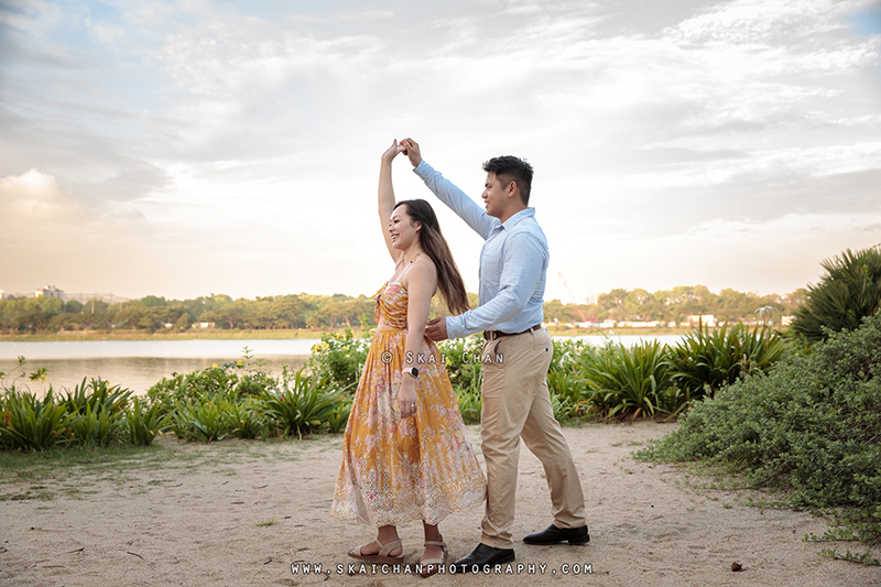 Outdoor couple photoshoot with Jason & Natalie at Dragonfly Lake & Silver Garden (Gardens By The Bay)