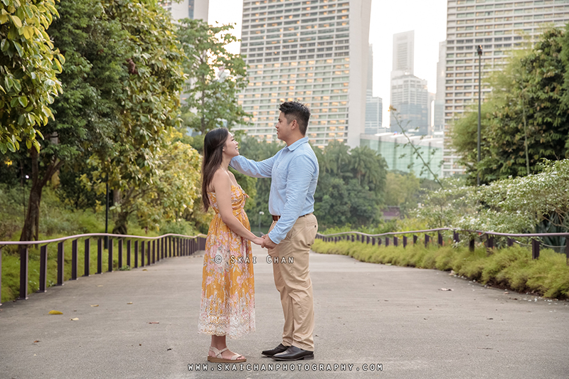 Outdoor couple photoshoot with Jason & Natalie at Dragonfly Lake & Silver Garden (Gardens By The Bay)