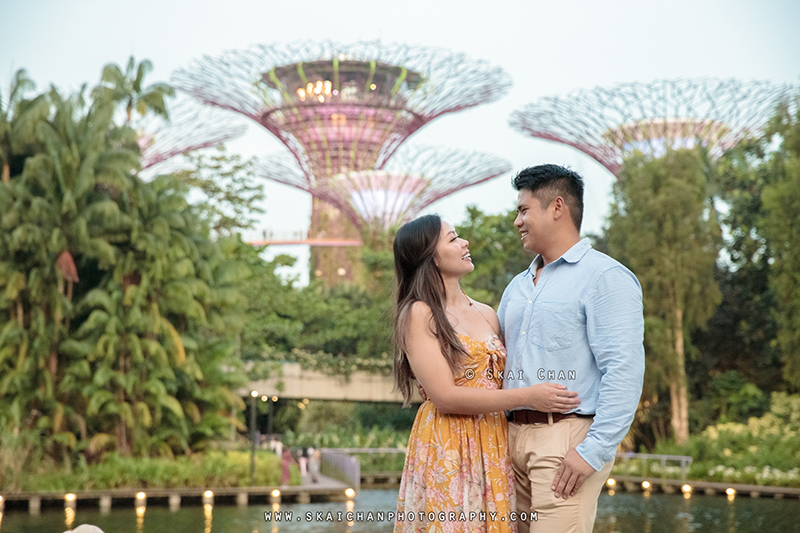 Outdoor couple photoshoot with Jason & Natalie at Dragonfly Lake & Silver Garden (Gardens By The Bay)