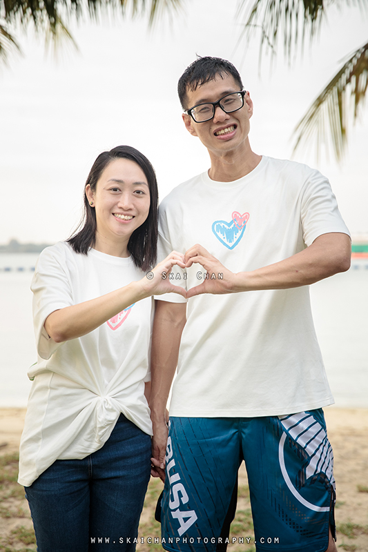 Beach couple photoshoot with Raymond & Serena at Pasir Ris Park